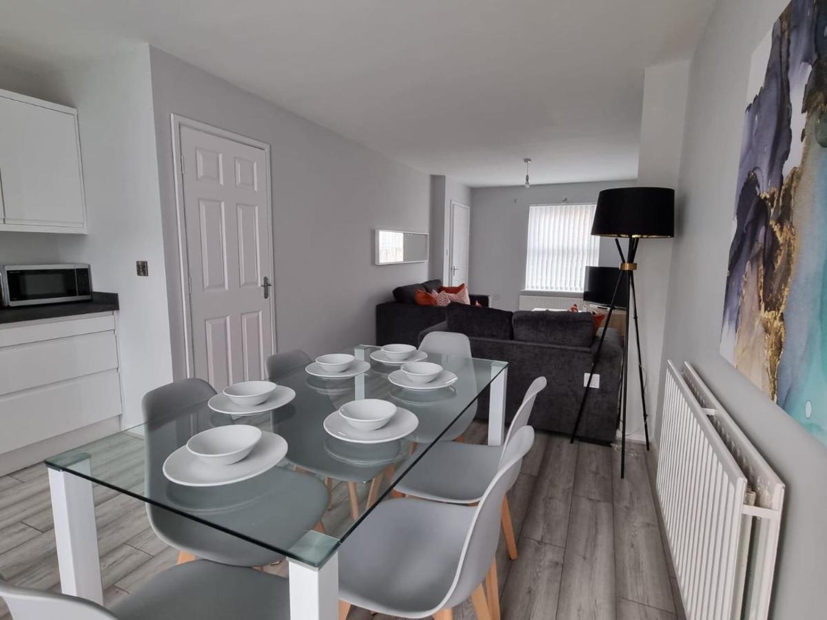 Beautiful 4 Bed Home, Sleeps 6, Driveway Parking, With Sky & Bt Sports Casa de férias Manchester