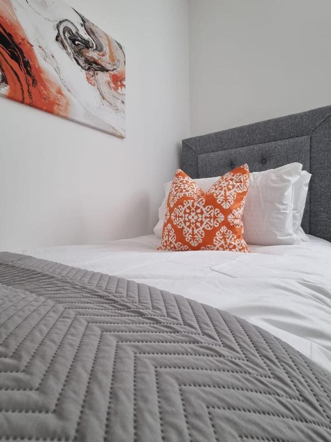 Casa de férias Beautiful 4 Bed Home, Sleeps 6, Driveway Parking, With Sky & Bt Sports *