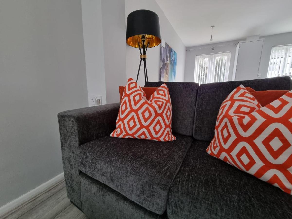 Beautiful 4 Bed Home, Sleeps 6, Driveway Parking, With Sky & Bt Sports Casa de férias *
