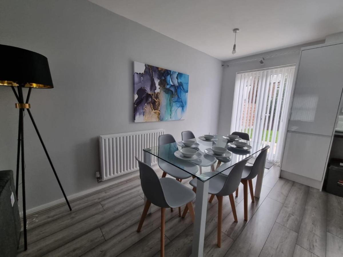 Casa de férias Beautiful 4 Bed Home, Sleeps 6, Driveway Parking, With Sky & Bt Sports