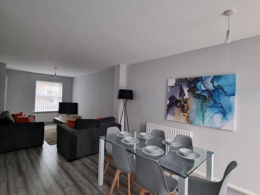 Casa de férias Beautiful 4 Bed Home, Sleeps 6, Driveway Parking, With Sky & Bt Sports